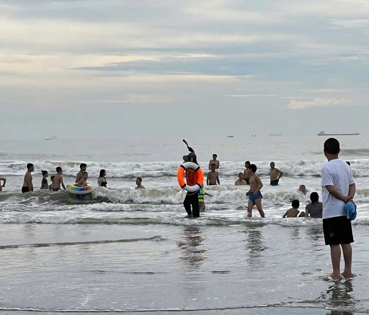 En la mañana del 14 de junio, muchos turistas fueron barridos en Cua Lo Beach. Foto: NGOC ANH
