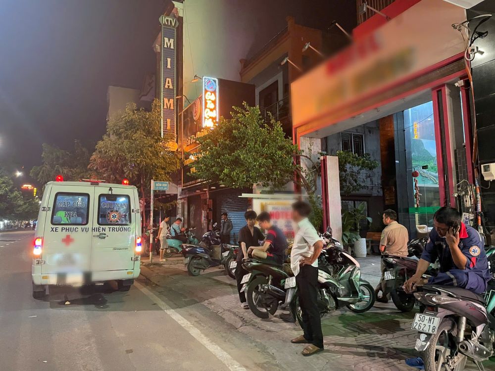 Xe cứu thương đưa thi thể người phụ nữ tử vong về nhà xác. Ảnh: Hoàng Chinh.

