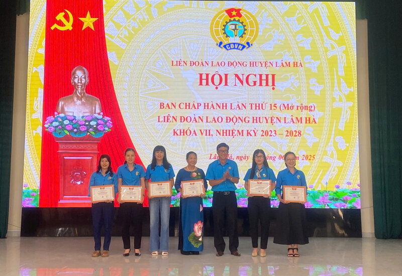 El Sr. Le Ngoc Phuc - Vicepresidente Permanente de la Federacion Laboral de Lam Dong otorgo la medalla, recompenso a los funcionarios y miembros del sindicato de la escuela en el distrito de Lam Ha. Foto: Lam Duc