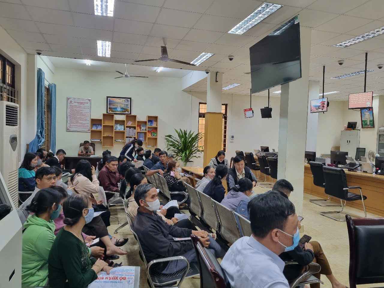 People come to the Buon Ma Thuot City One-Stop Department to submit documents to resolve administrative procedures before officially abolishing the district-level government. Photo: Bao Trung
