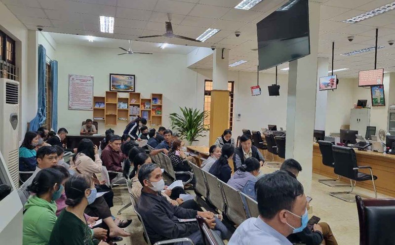 People come to the Buon Ma Thuot City One-Stop Department to submit documents to resolve administrative procedures before officially abolishing the district-level government. Photo: Bao Trung