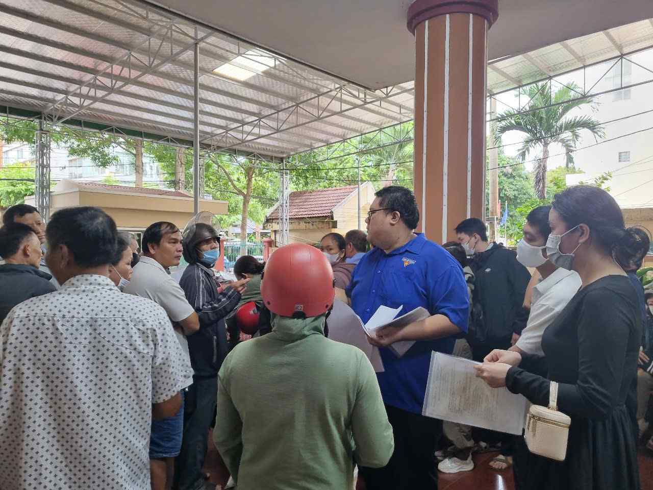 Nguoi dan chen chuc, nop ho so de nghi giai quyet thu tuc hanh chinh. Anh: Bao Trung