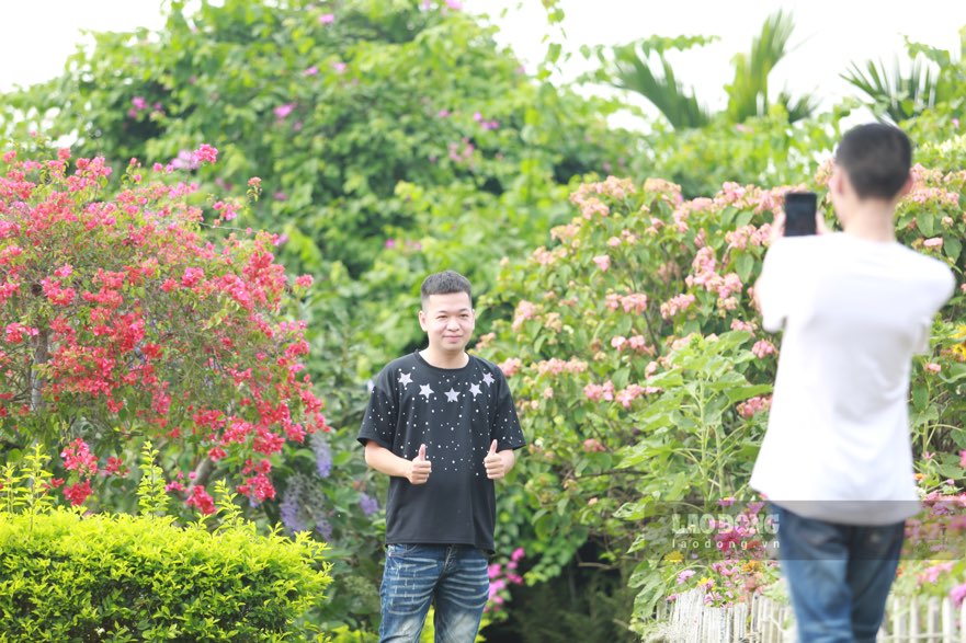 Noi day thu hut nhieu khach den tham quan, chup hinh. Anh: Nguyen Hoan.