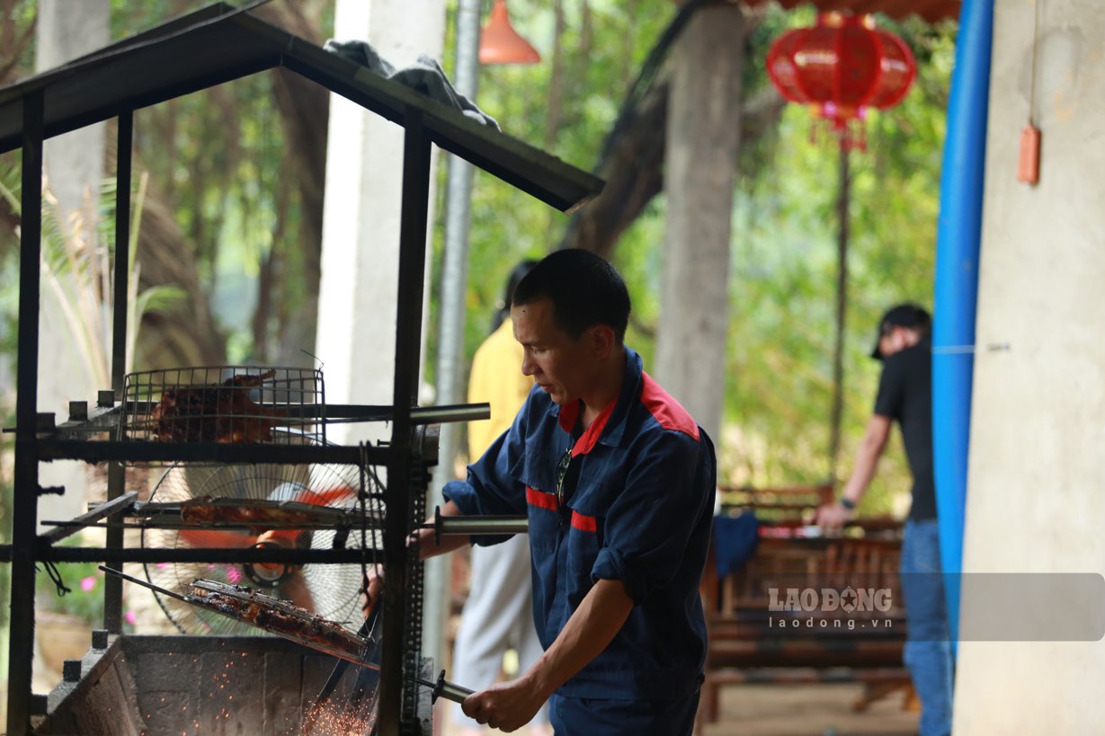 Anh Phong nau an phuc vu khach den dao tham quan. Anh: Nguyen Hoan.