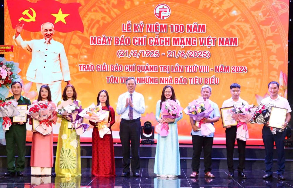 Reporter of Lao Dong Newspaper (2nd from right) and colleagues received flowers and certificates of winning the B prize of the 8th Quang Tri Provincial Press Award. Photo: Minh Duc