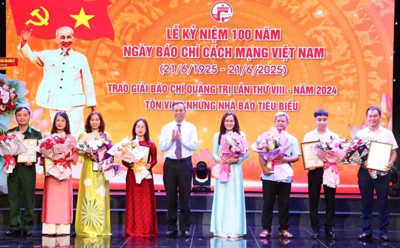 Reporter of Lao Dong Newspaper (2nd from right) and colleagues received flowers and certificates of winning the B prize of the 8th Quang Tri Provincial Press Award. Photo: Minh Duc