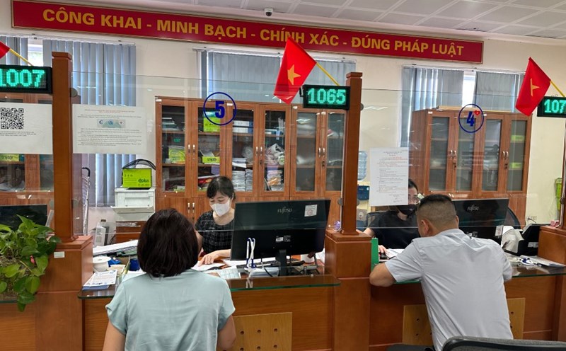 Social Insurance officers in region I advise employees on pension levels. Photo: Ha Anh