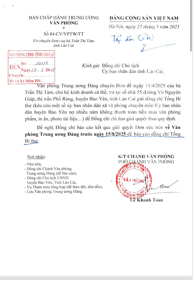 Người dân gửi đơn từ mong đòi lại quyền lợi trước khi chính quyền mới đi vào hoạt động. Ảnh: Đinh Đại