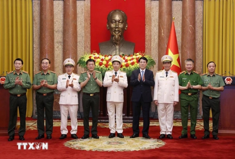 Miembro del Politburo, el presidente Luong Cuong y los lideres del Ministerio de Seguridad Publica. Foto: Lam Khanh/TTXVN