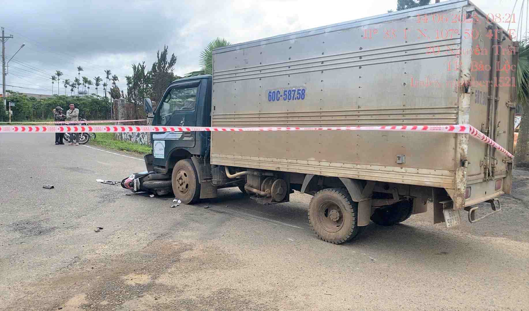 The scene of the accident between a truck and a motorbike carrying 3 children, killing 1 person and seriously injuring 1 person. Photo: Lam Hong