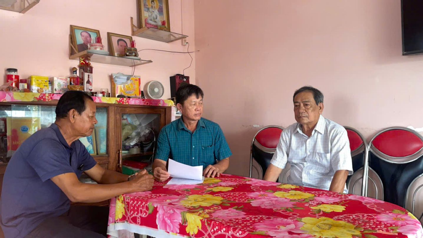 Cac dia phuong trong tinh Soc Trang da tien hanh lay y kien nguoi dan ve De an sap xep don vi hanh chinh cap tinh va cap xa. Anh: Van Song