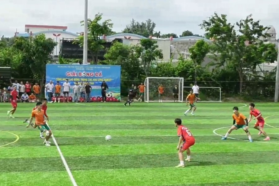 El semi -final entre la vejez de AlphaCc y el CD de Uy Viet en el torneo de futbol en zonas industriales en 2025. Foto: Federacion de Trabajo