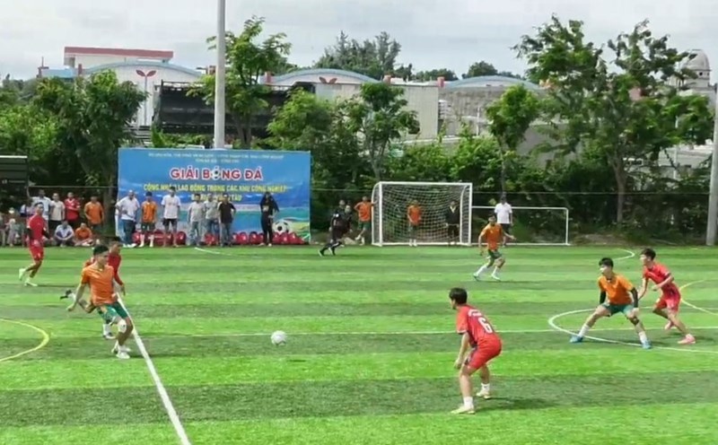 The semi-final match between AlphaECC Trade Union and Uy Viet Shoes Trade Union in the 2025 Workers' Football Tournament in Industrial Parks. Photo: Labor Federation