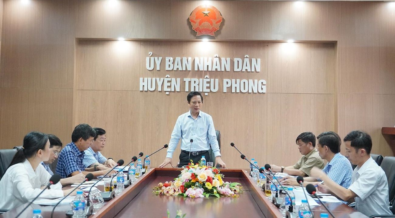 Presidente interino del Comite Popular del Comite Popular Provincial de Hoang Nam inspecciona y guia la nueva operacion de juicio por comunion en el distrito de Trieu Phong. Foto: Hong HA