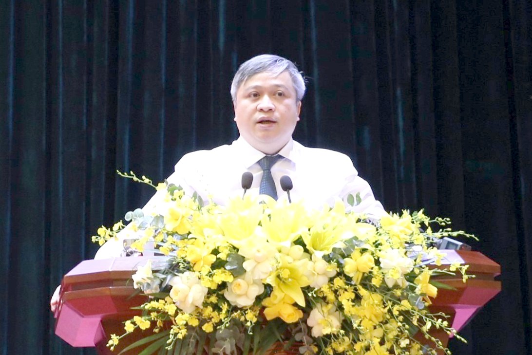 Ông Trần Tiến Hưng - Phó Chủ nhiệm Ủy ban Kiểm tra Trung ương - giới thiệu những điểm mới cơ bản trong công tác kiểm tra, giám sát của Đảng và chức năng, nhiệm vụ, cơ cấu tổ chức ủy ban kiểm tra cấp xã (mới). Ảnh: Ái Vân.