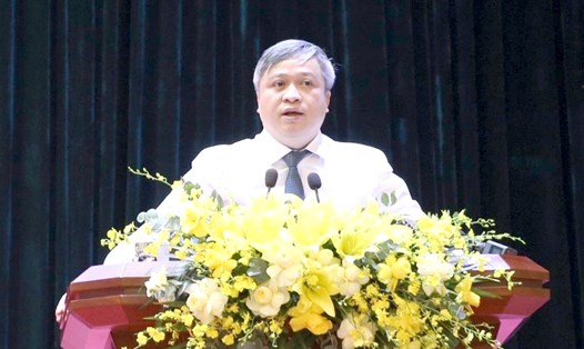 Ông Trần Tiến Hưng - Phó Chủ nhiệm Ủy ban Kiểm tra Trung ương - giới thiệu những điểm mới cơ bản trong công tác kiểm tra, giám sát của Đảng và chức năng, nhiệm vụ, cơ cấu tổ chức ủy ban kiểm tra cấp xã (mới). Ảnh: Ái Vân.