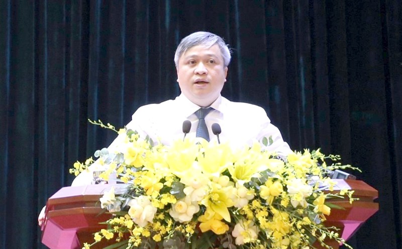 Mr. Tran Tien Hung - Deputy Head of the Central Inspection Committee - introduced basic new points in the inspection and supervision work of the Party and the functions, tasks, and organizational structure of the inspection committee at the commune level (new). Photo: Ai Van.