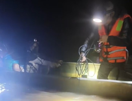 Authorities and people are searching for the body of the victim who was injured in the storm. Photo: Thanh Tuan