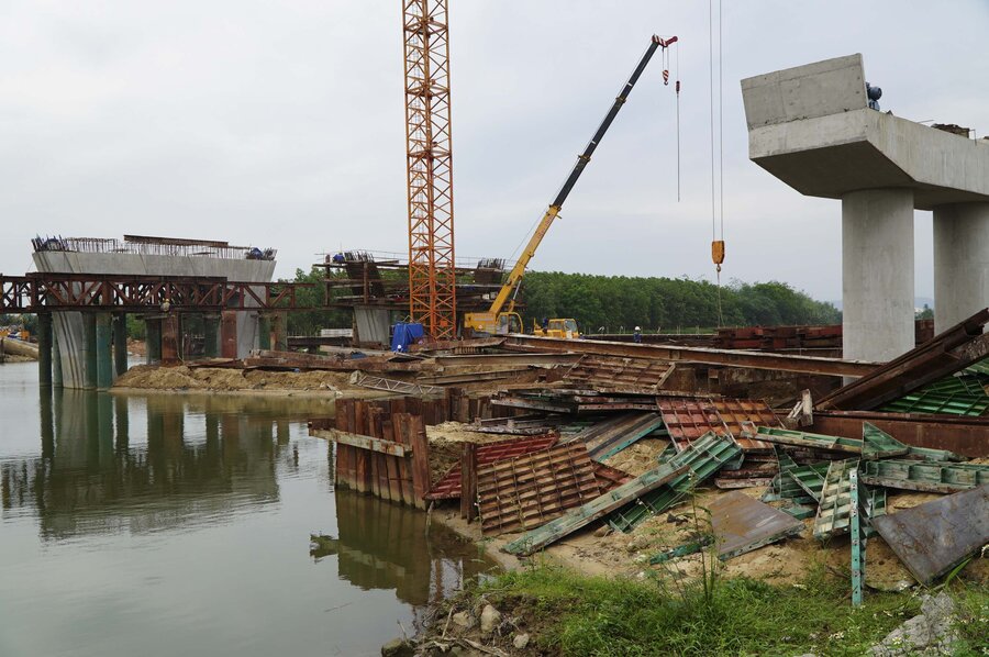 La construccion del proyecto Hoang Sa - Doc Soi Road en Quang Ngai enfrenta muchas dificultades debido al area baja y sin mares del sitio. Foto: Vien Nguyen
