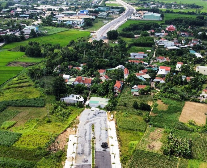 Doan dau tuyen du an Thach Bich - Tinh Phong da hoan thien nen duong. Tuy nhien, ngay tai diem tiep giap la nha, dat va vuon cua nguoi dan van dang bi vuong. Anh: Vien Nguyen
