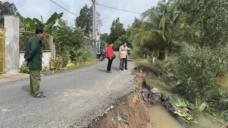 The landslide on the asphalt road in Vinh Long City has made people worried. Photo: Hoang Loc