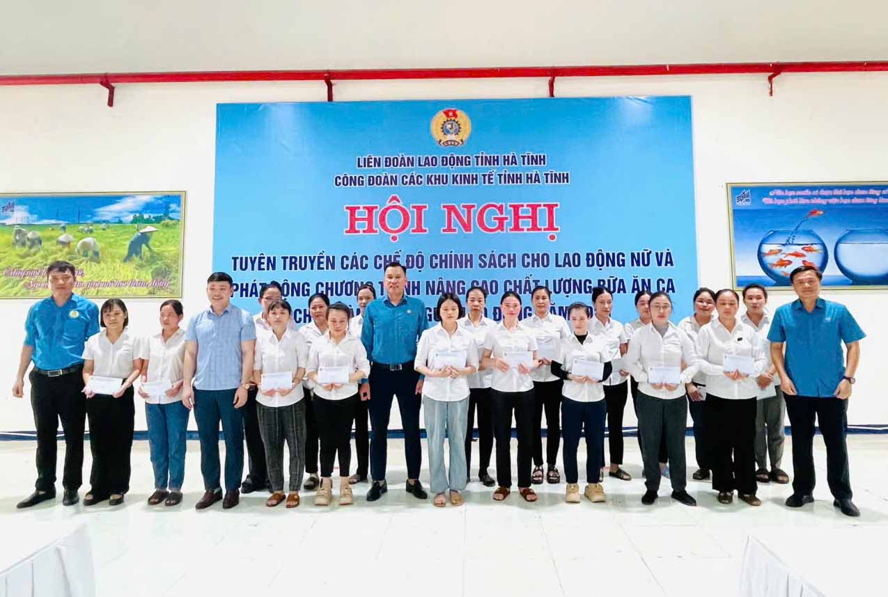 El sindicato de la provincia de Ha Tinh EZ da obsequios a las trabajadoras de las trabajadoras de Garment Enterprise 10 ha tinh. Foto: Nguyen Luan.