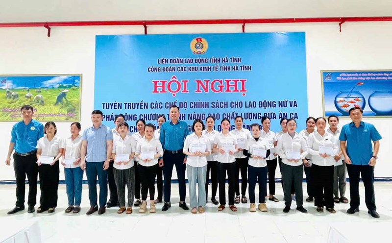 The Trade Union of Ha Tinh Economic Zones presented gifts to female workers of Ha Tinh 10 Garment Factory. Photo: Nguyen Luan.