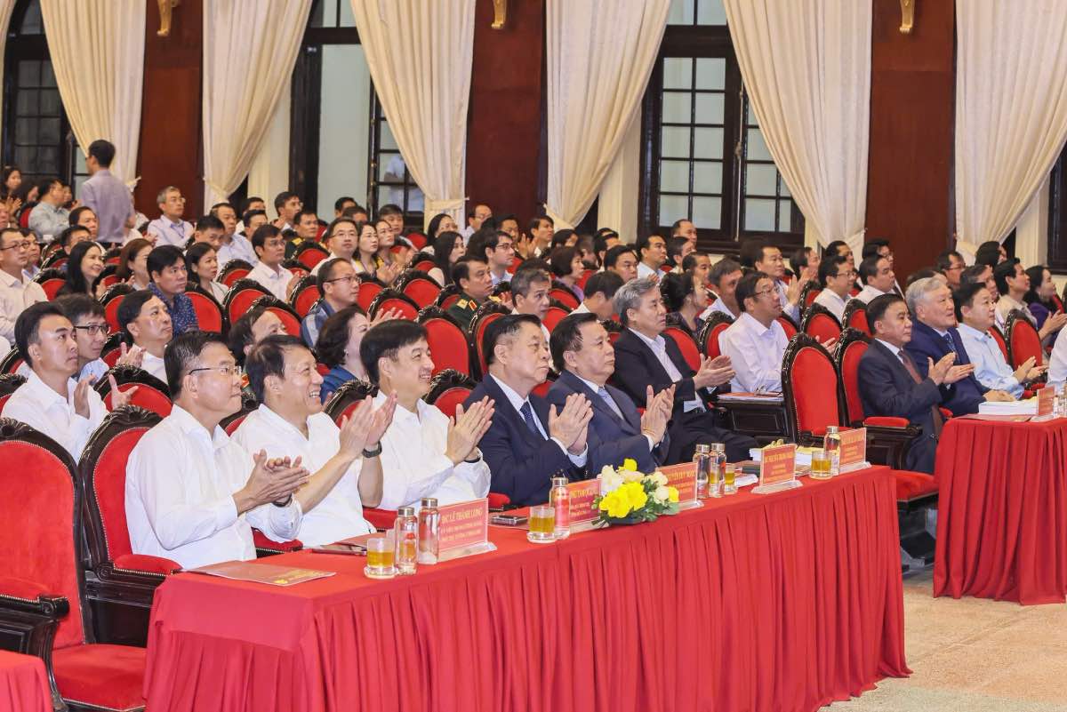 Lanh dao Dang, Nha nuoc tham du hoi nghi. Anh: Hai Nguyen