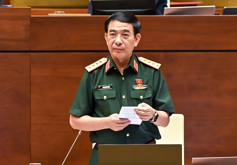 General Phan Van Giang - Miembro del Politburo, Ministro de Defensa, explico que el oficial militar no ha traido al nivel de comuna. Foto: Pham Dong