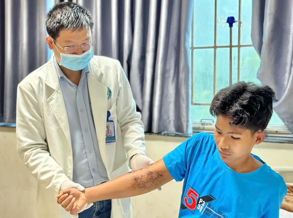 After being hospitalized for treatment, R's health has stabilized, and his elbow joint is gradually recovering. Photo: Thanh Tuan