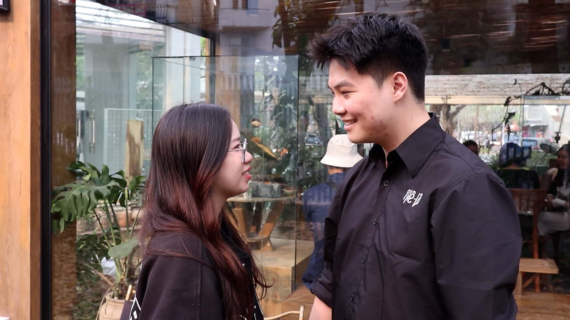 Smart women who dare to proactively love and care for their husbands will easily keep the fire burning in their marriage and make their husbands more affectionate and attached every day. Photo: Huyen Trang