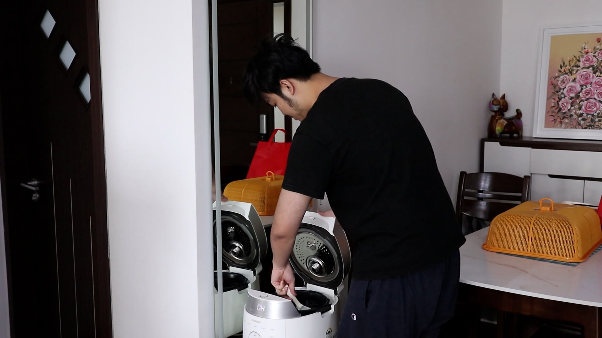 A husband who knows how to listen and respect his wife is the secret to a happy marriage and a happy family. Photo: Huyen Trang