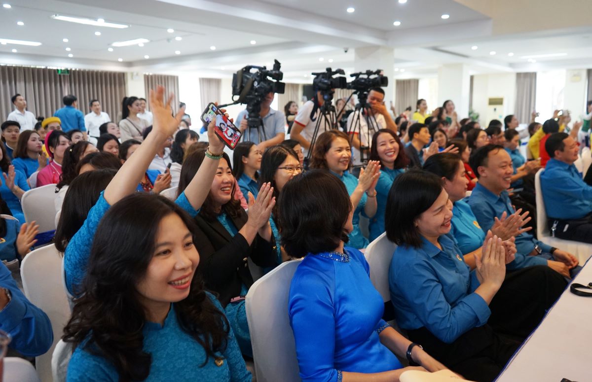 Las mujeres y trabajadoras femeninas participaron en el programa "miembros del sindicato talentosos, encantadores de Thanh". Foto quach du