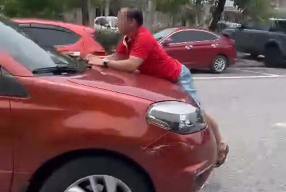 Image of a man clinging to his head when the car collided with traffic. Photo: Tran Tuan.