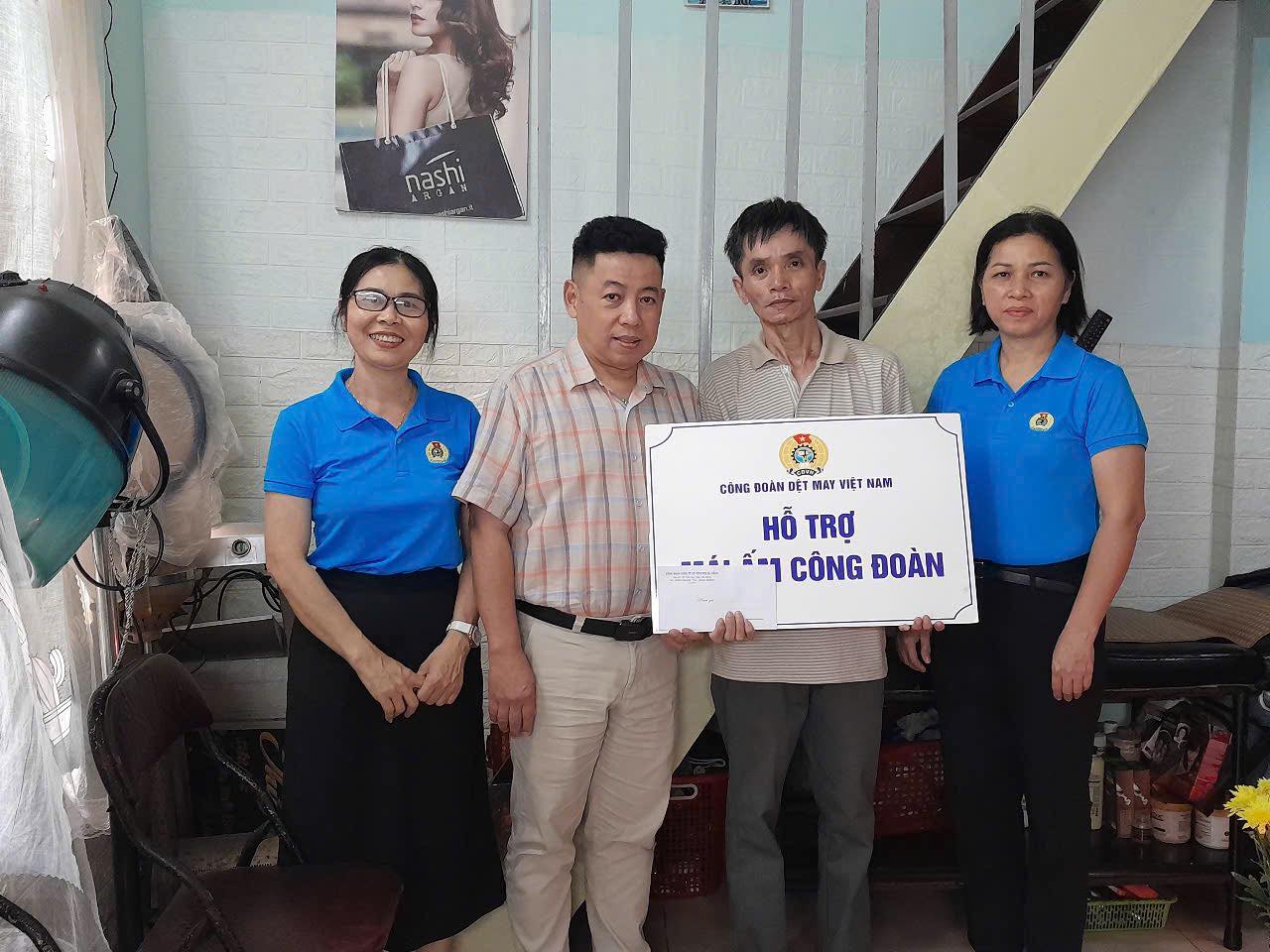 Compañia sindical de Da Nang Vinatex JUNTA STOCK Otalto los fondos para apoyar a la union del Sr. Nguyen Duc Trung. Foto: Mai Anh
