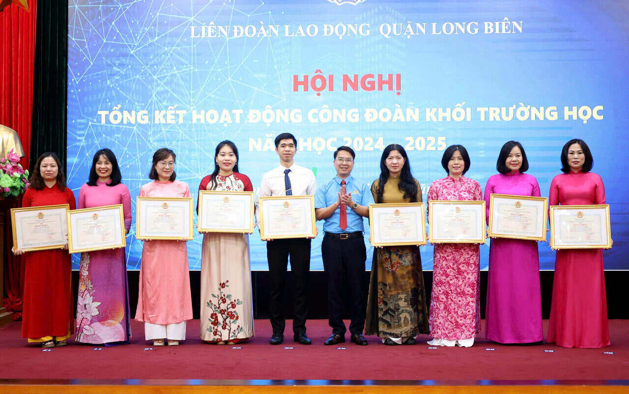 Los lideres de la Federacion Laboral del Distrito Long Bien otorgaron recompensas a los sindicatos escolares. Foto: Hai Yen