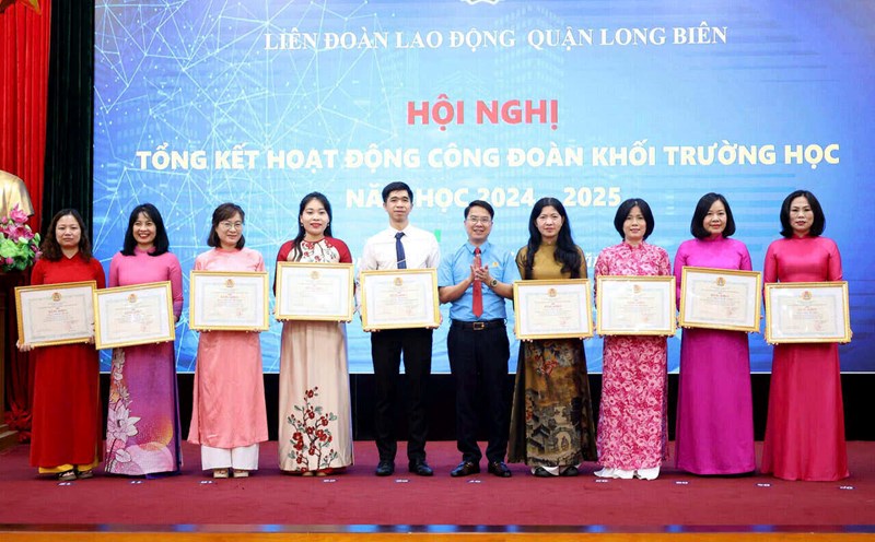 Leaders of the Long Bien District Labor Federation awarded grassroots unions of the school sector. Photo: Hai Yen