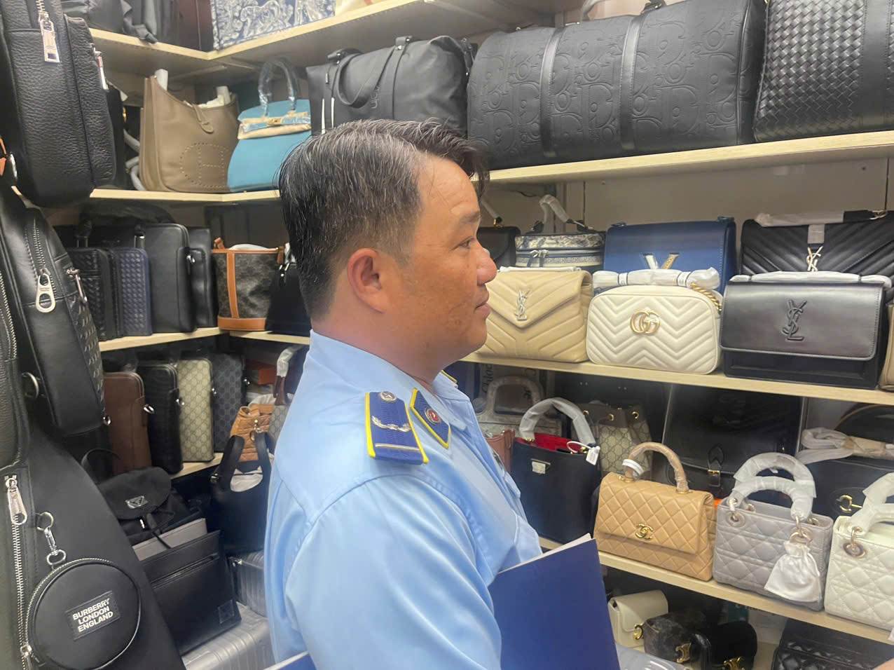 Qua trinh giam sat hoat dong kinh doanh tai Trung tam thuong mai Saigon Square, To cong tac Phong Nghiep vu Quan ly thi truong, Cuc Quan ly va Phat trien thi truong trong nuoc tiep tuc phat hien va xu phat 2 ho kinh doanh. Anh: Quyen Luu