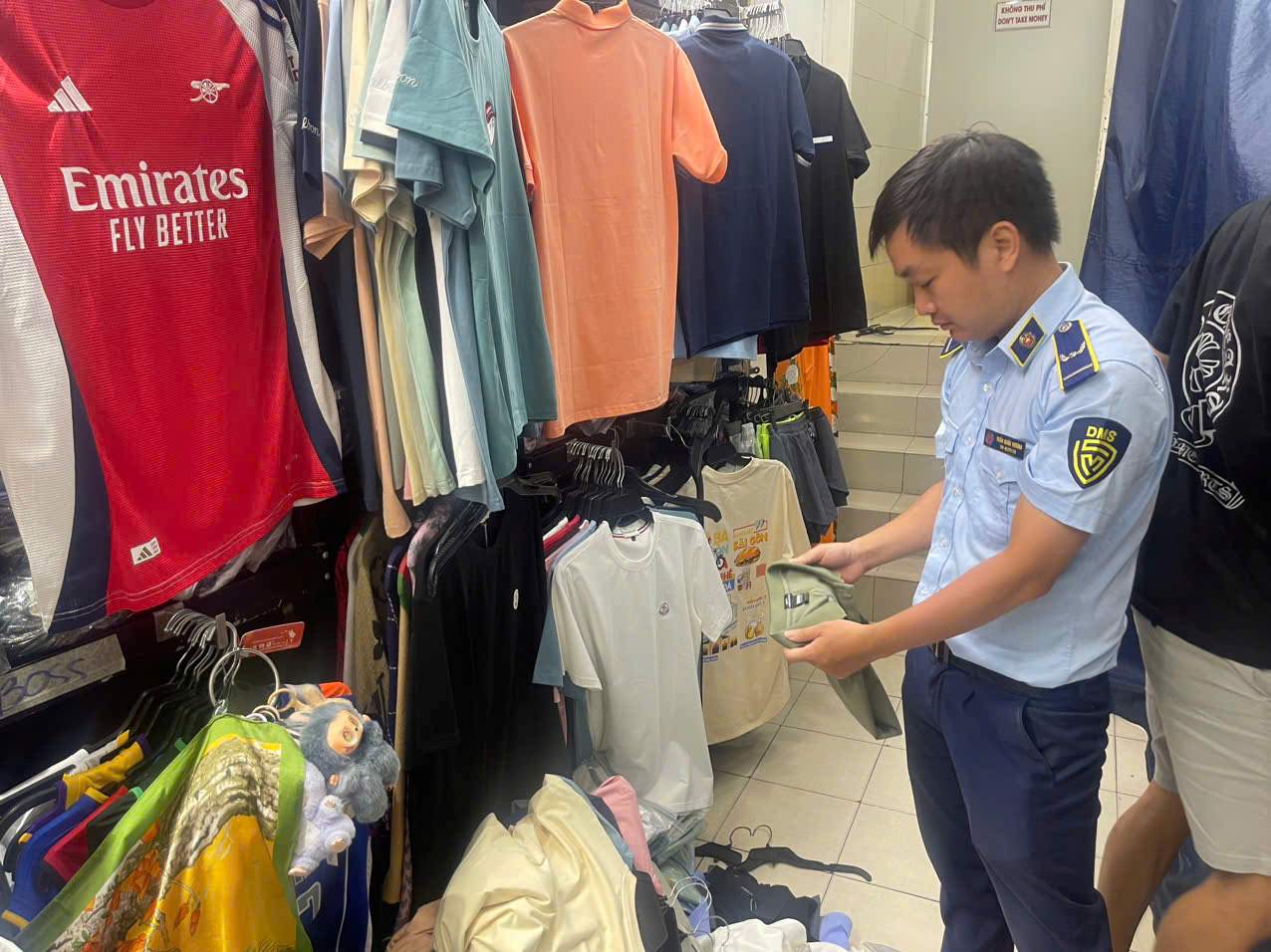 The authorities continuously monitor business activities at this location to promptly prevent violations. Photo: Quyen Luu