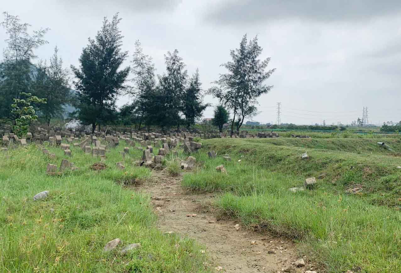 Vật liệu bỏ lại ngổn ngang khi Dự án hệ thống tách nước phân lũ, phòng, chống ngập úng các xã phía nam thị xã Kỳ Anh dang dở. Ảnh: Trần Tuấn.