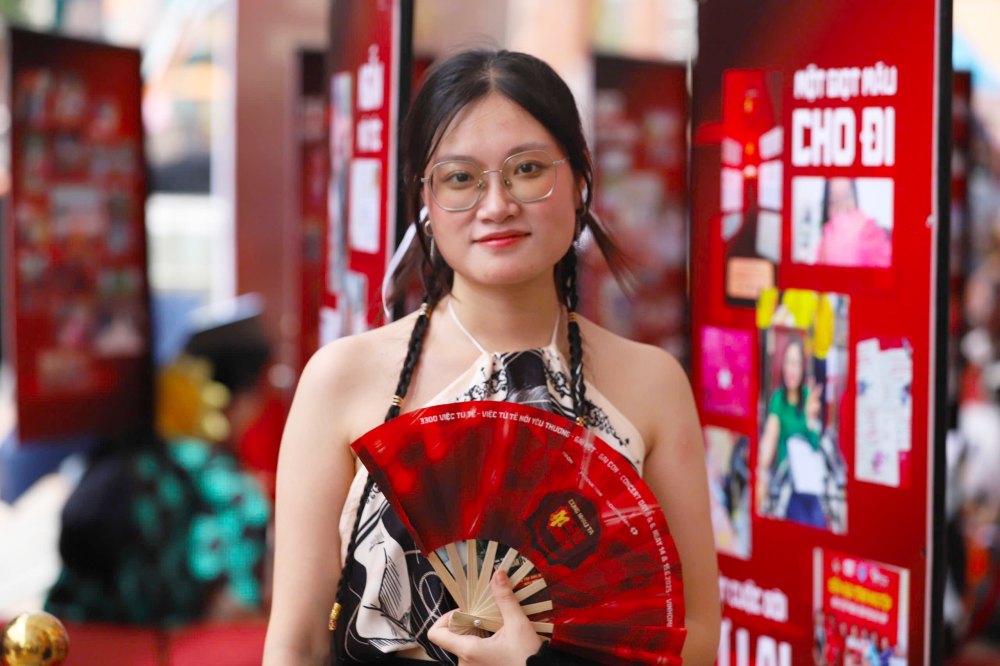 Khan gia ngoi cho o khu vuc con duong Gai Net de giao luu voi cac “anh tai“. Anh: Huyen Chi