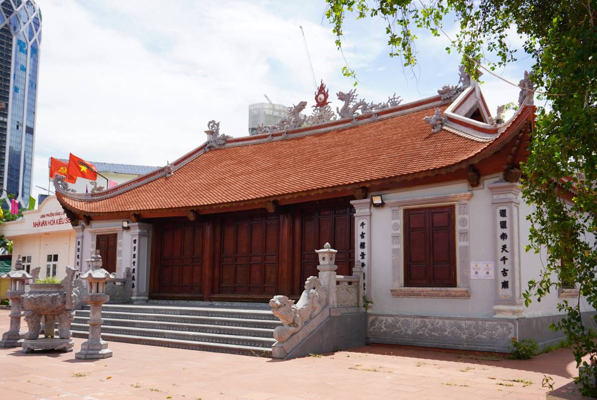 Kien truc doc dao cua dinh Kieu Son. Ảnh: Mai Dung