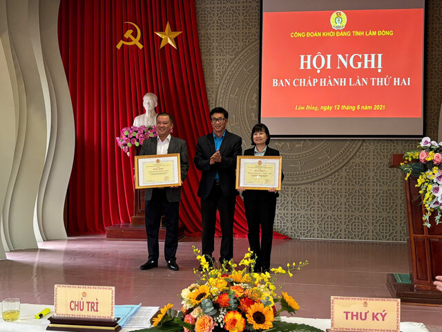 El Sr. Le Ngoc Phuc - Vicepresidente de la Federacion Laboral de Lam Dong otorgo el certificado de merito de la Confederacion General a funcionarios y miembros del Comite del Partido Provincial del Comite del Partido Provincial. Foto: Lam Duc