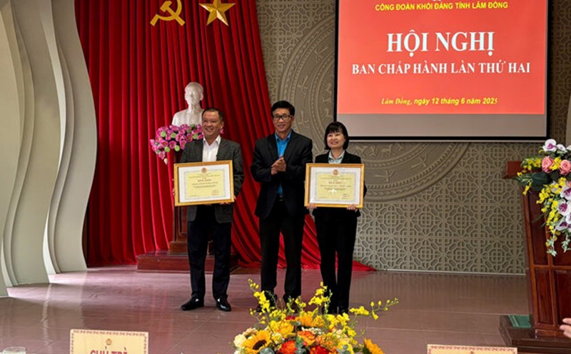 Mr. Le Ngoc Phuc - Vice Chairman of Lam Dong Provincial Federation of Labor awarded Certificates of Merit from the General Confederation of Labor to cadres and union members of the Provincial Party Bloc. Photo: Lam Duc