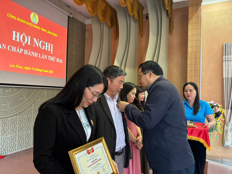 Ong Pham Sy The - Chu tich Cong doan Khoi Dang tinh Lam Dong trao Ky niem chuong “Vi su nghiep xay dung to chuc Cong doan Viet Nam” cho ca nhan. Anh: Lam Duc