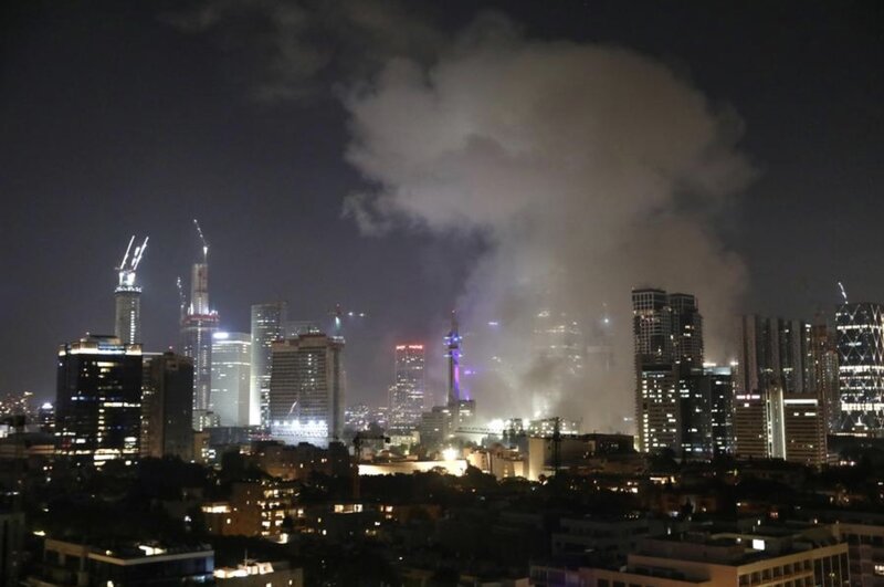 El humo se eleva en Tel Aviv, Israel despues de las represalias de Iran. Foto: Xinhua