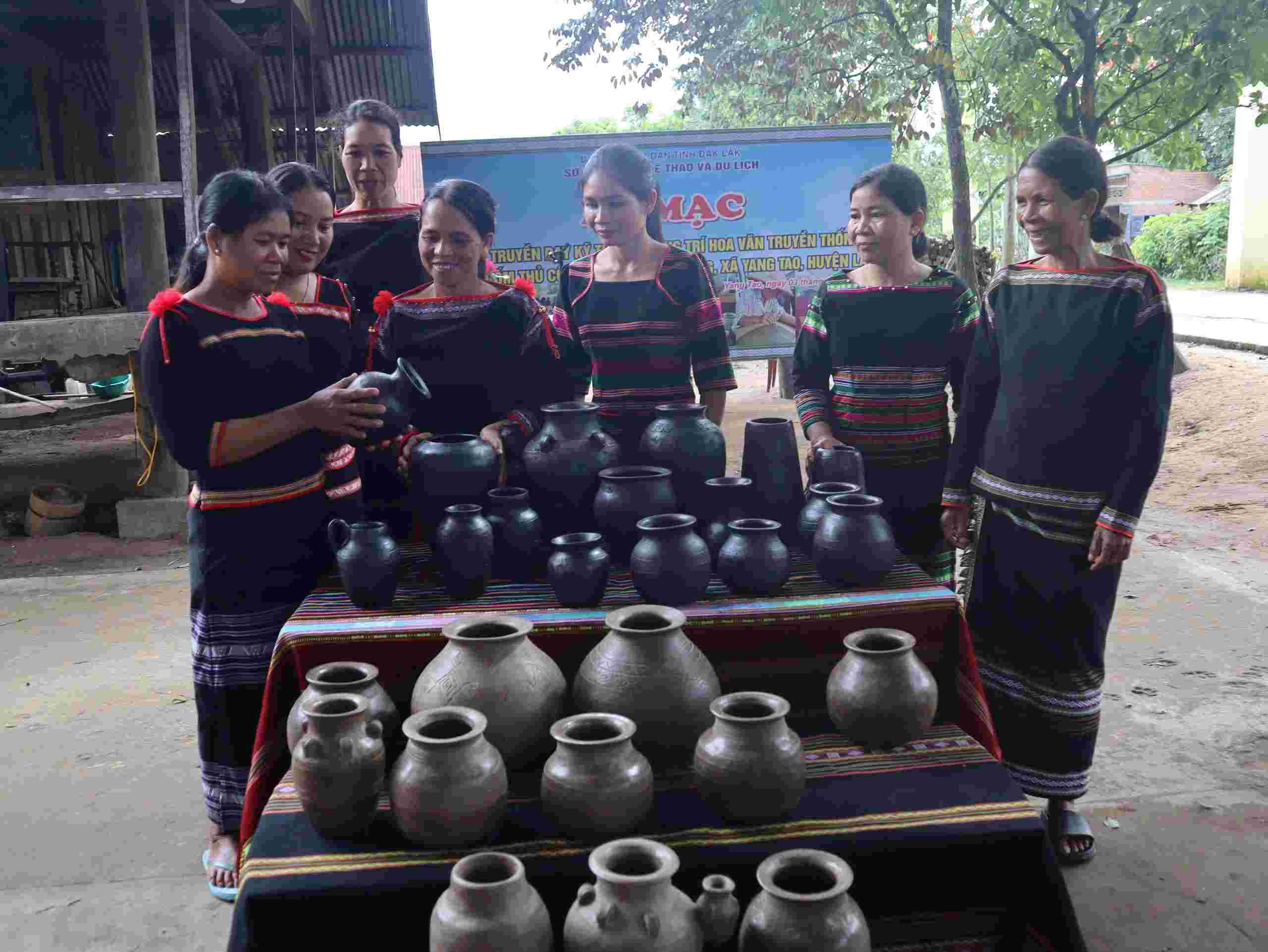 At the end of 2024, the pottery making profession of the M' Nong people in Yang Tao commune, Lak district was recognized by the Ministry of Culture, Sports and Tourism as a national intangible cultural heritage. Photo: Bao Lam