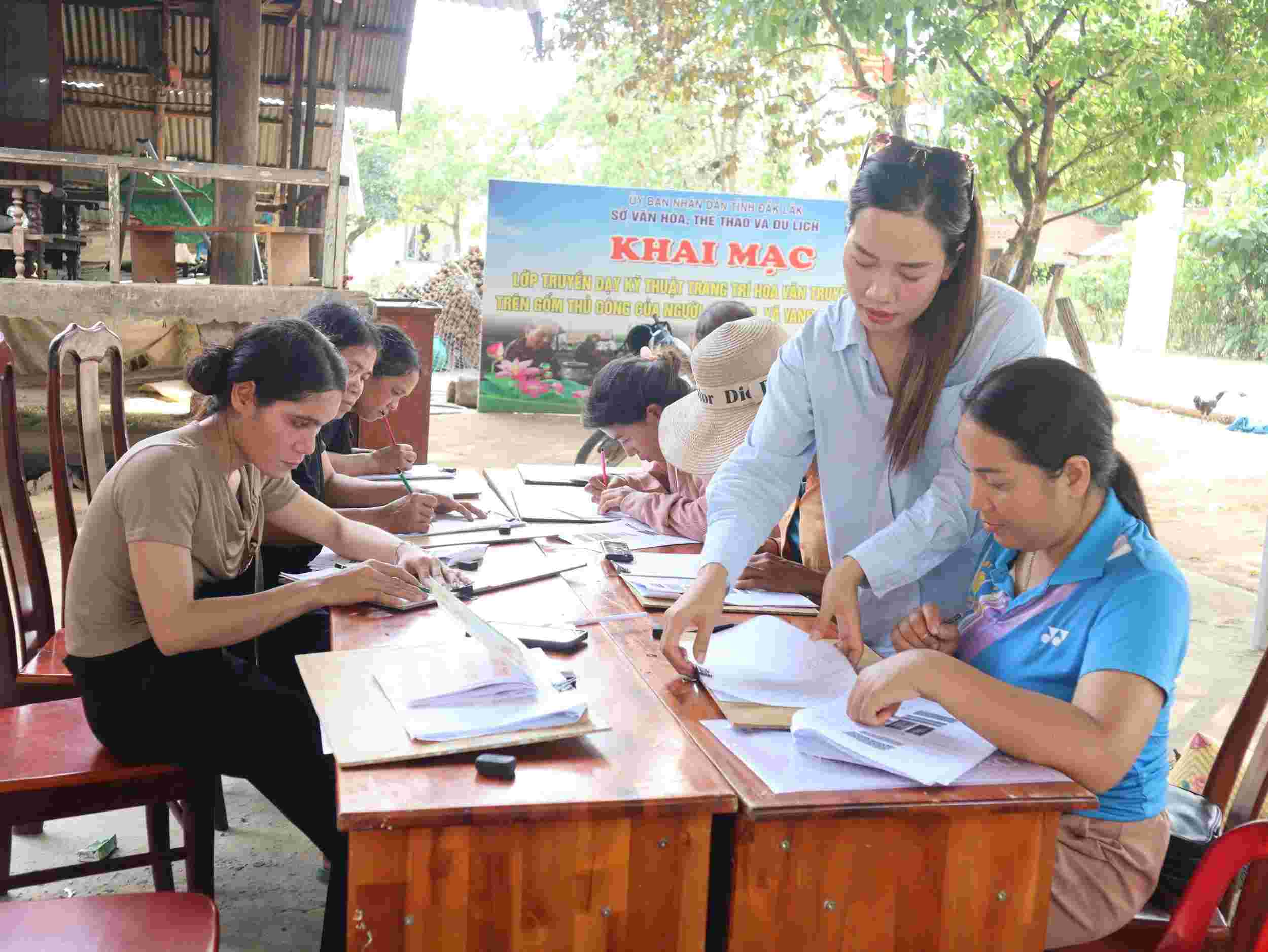 Lop truyen day ky thuat trang tri hoa van tren san pham gom cho cac nghe nhan va nguoi dan xa Yang Tao. Anh: Bao Lam
