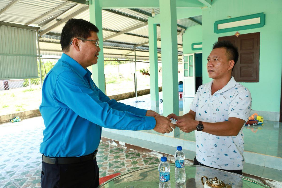Chủ tịch LĐLĐ tỉnh Bình Thuận trao hỗ trợ của công đoàn cho gia đình nữ công nhân tử vong trên đường đi làm. Ảnh: Duy Tuấn 