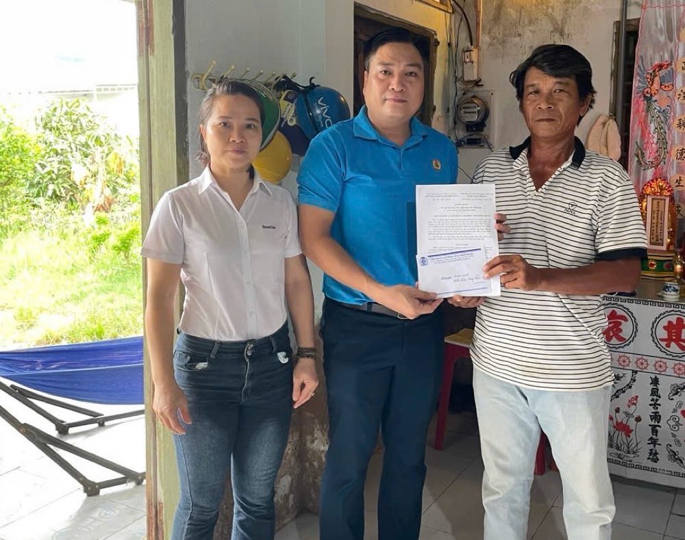 Ông Trần Duy Thanh - Chủ tịch Công đoàn các KCN Bình Thuận thừa ủy quyền của LĐLĐ tỉnh trao hỗ trợ cho gia đình công nhân tử vong. Ảnh: Phạm Duy 